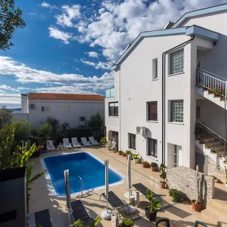Apartment Koralj °1 With Swimming Pool Krk Town
