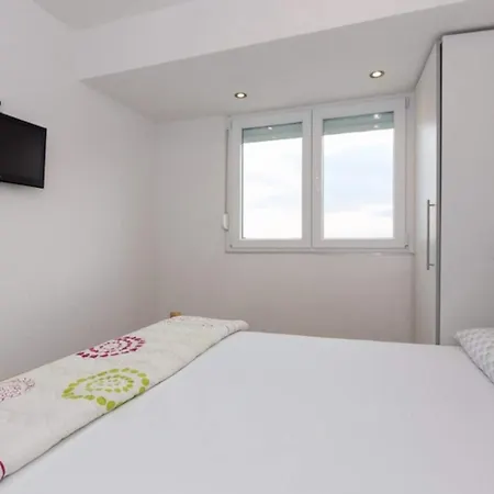 Apartment Koralj °1 With Swimming Pool Krk Town
