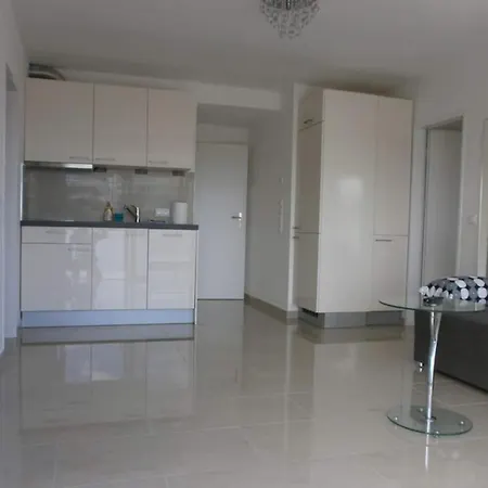 Koralj °1 With Swimming Pool Krk Town