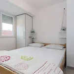 Koralj °1 With Swimming Pool 아파트